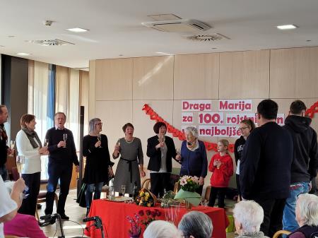 Kot se ob taki priložnosti spodobi, so zbrani nazdravili tudi s šampanjcem